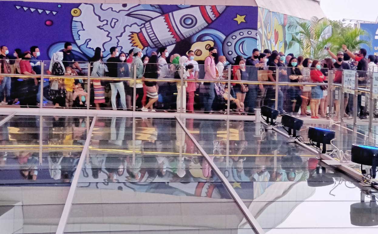 Pusat Perbelanjaan Ramai Pengunjung