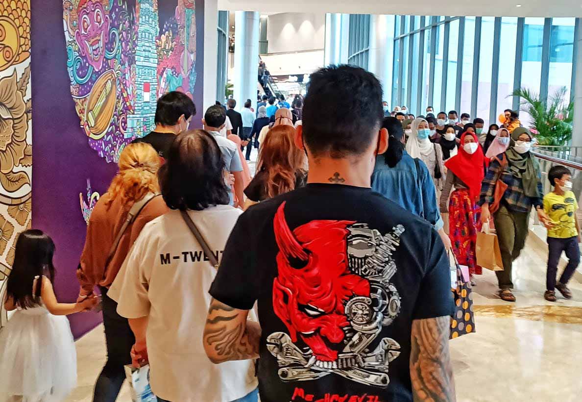 Pusat Perbelanjaan Ramai Pengunjung