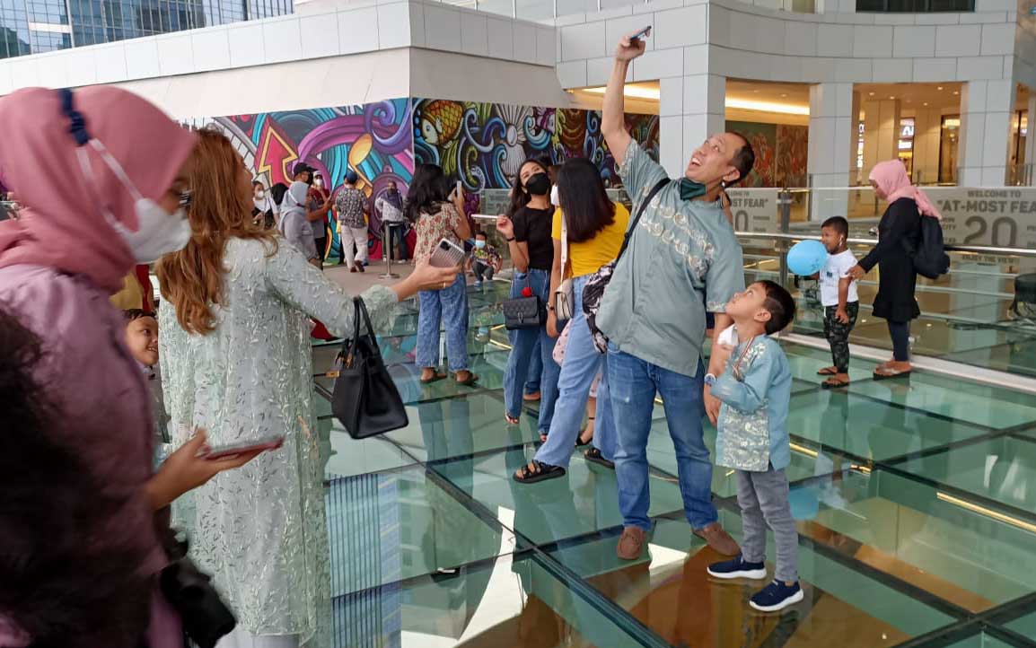 Pusat Perbelanjaan Ramai Pengunjung