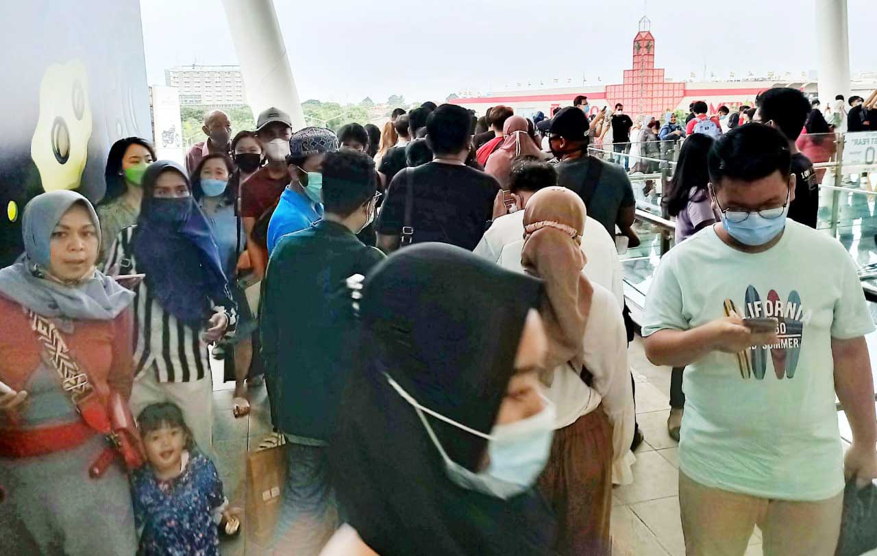 Pusat Perbelanjaan Ramai Pengunjung