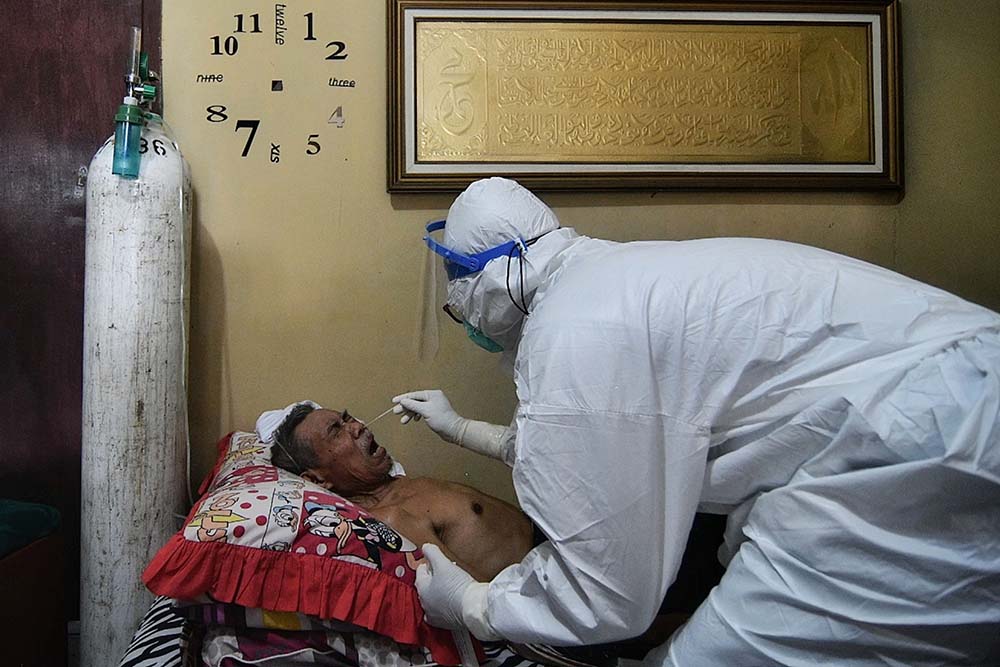 Tes Usap PCR di Kawasan Zona Merah Covid-19