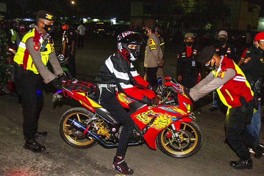 Penyekatan Pemudik Motor di Jalur Pantura Subang  