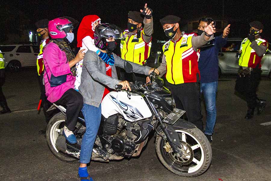 Penyekatan Pemudik Motor di Jalur Pantura Subang  