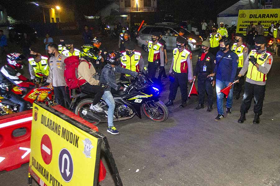 Penyekatan Pemudik Motor di Jalur Pantura Subang  