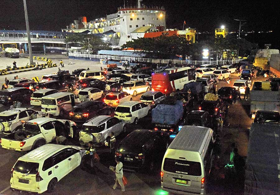 Kendaraan Pemudik Meningkat di Pelabuhan Merak 