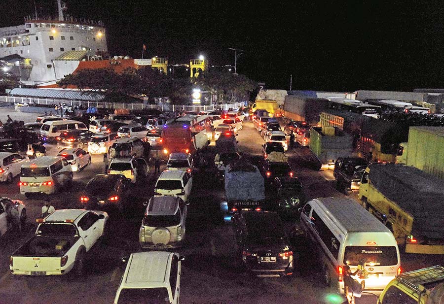 Kendaraan Pemudik Meningkat di Pelabuhan Merak 