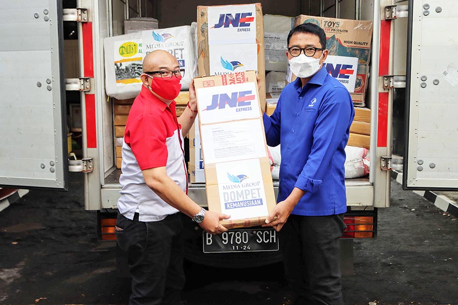 Media Group Gandeng JNE Kirim Bantuan Bagi Korban Bencana NTT 