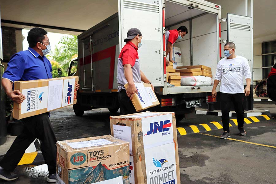 Media Group Gandeng JNE Kirim Bantuan Bagi Korban Bencana NTT 