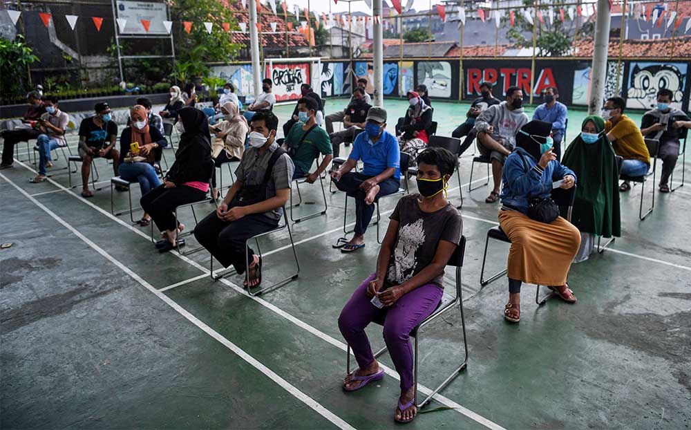 Vaksinasi Warga di Pemukiman Padat Penduduk