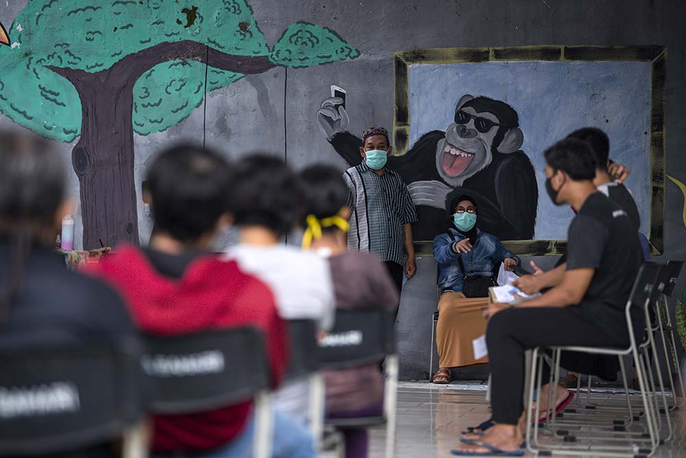 Vaksinasi Warga di Pemukiman Padat Penduduk