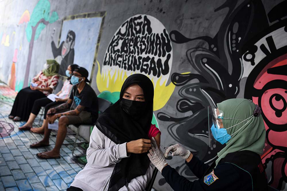 Vaksinasi Warga di Pemukiman Padat Penduduk