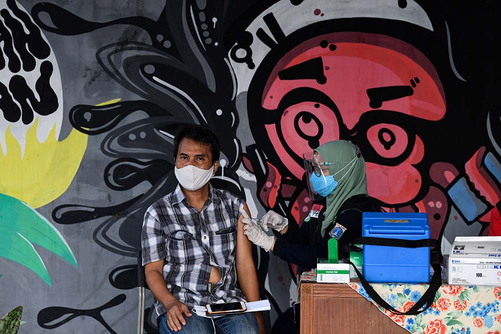 Vaksinasi Warga di Pemukiman Padat Penduduk