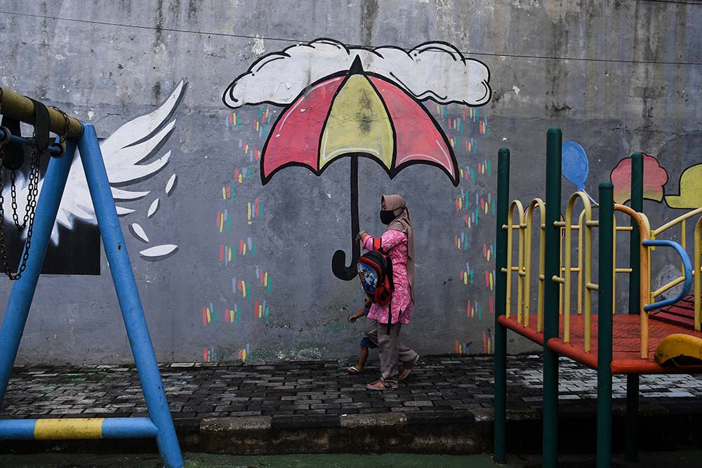 Vaksinasi Warga di Pemukiman Padat Penduduk