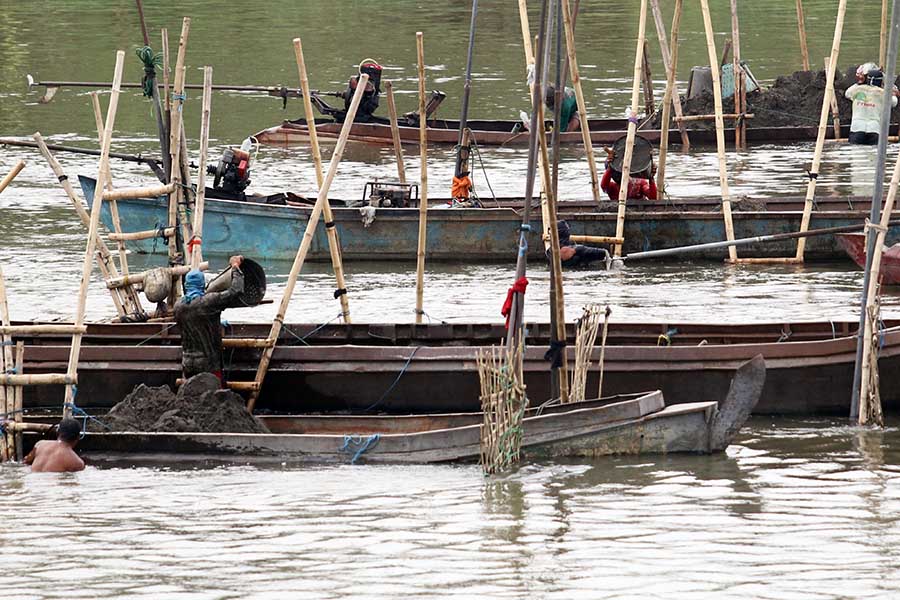 Penambangan Pasir Ilegal Merusak Sungai Brantas Kediri 