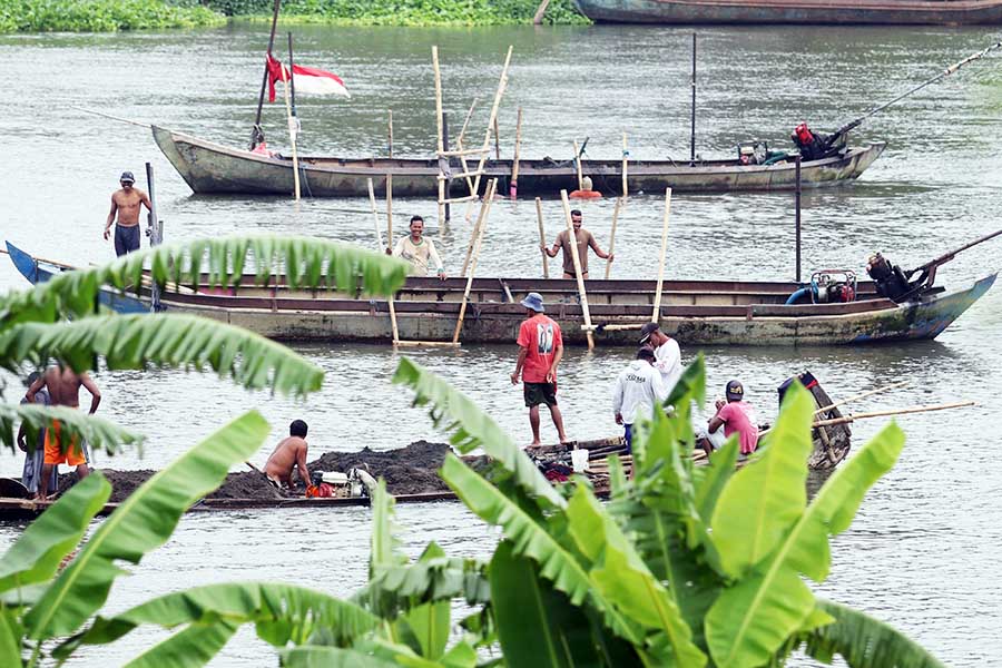 Penambangan Pasir Ilegal Merusak Sungai Brantas Kediri 