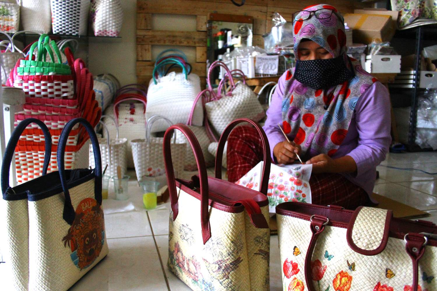 Upaya Kreatif Pengusaha Tas Anyam Hias