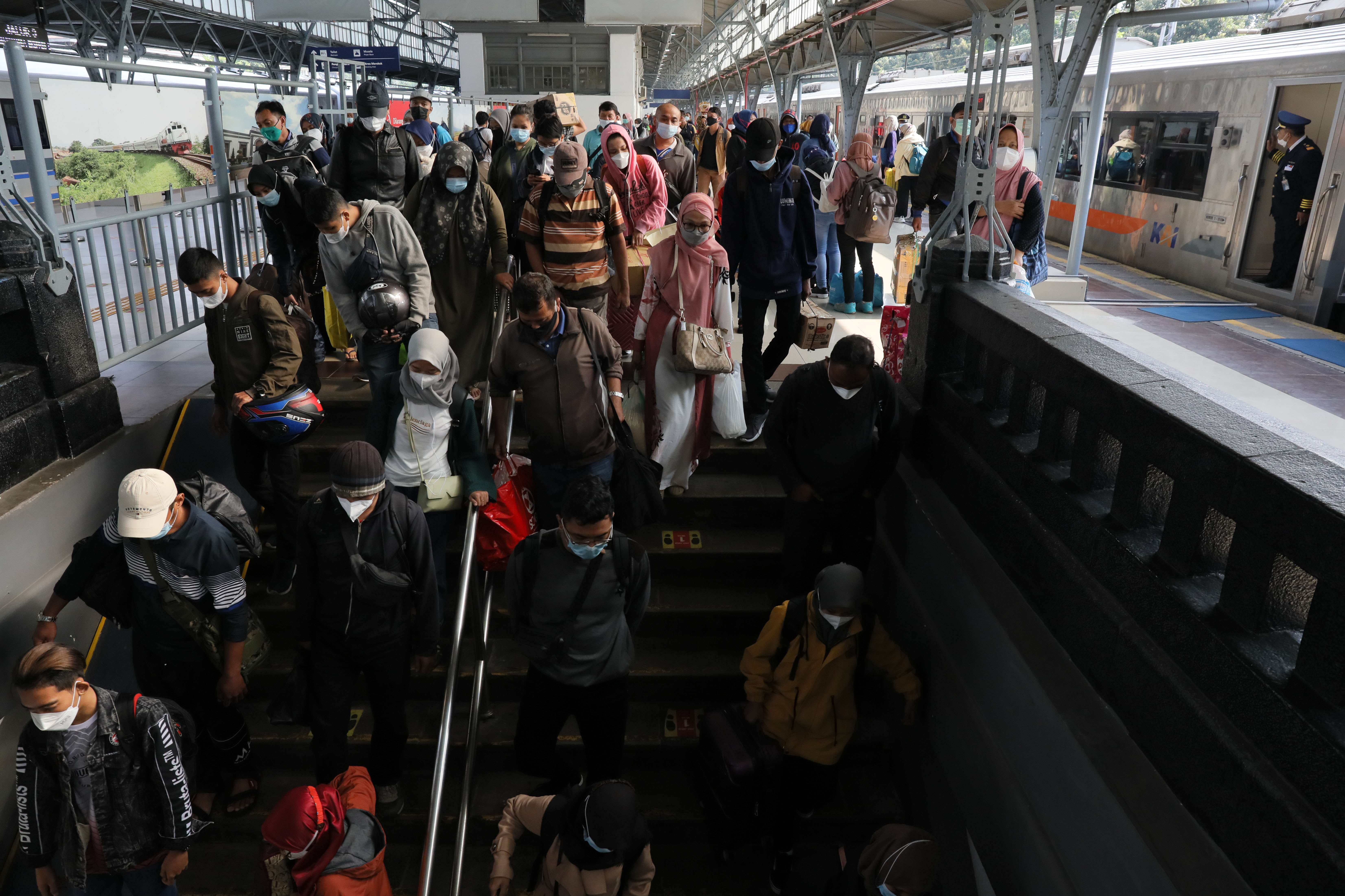 Arus Balik Pemudik Kereta di Stasiun Pasar Senen