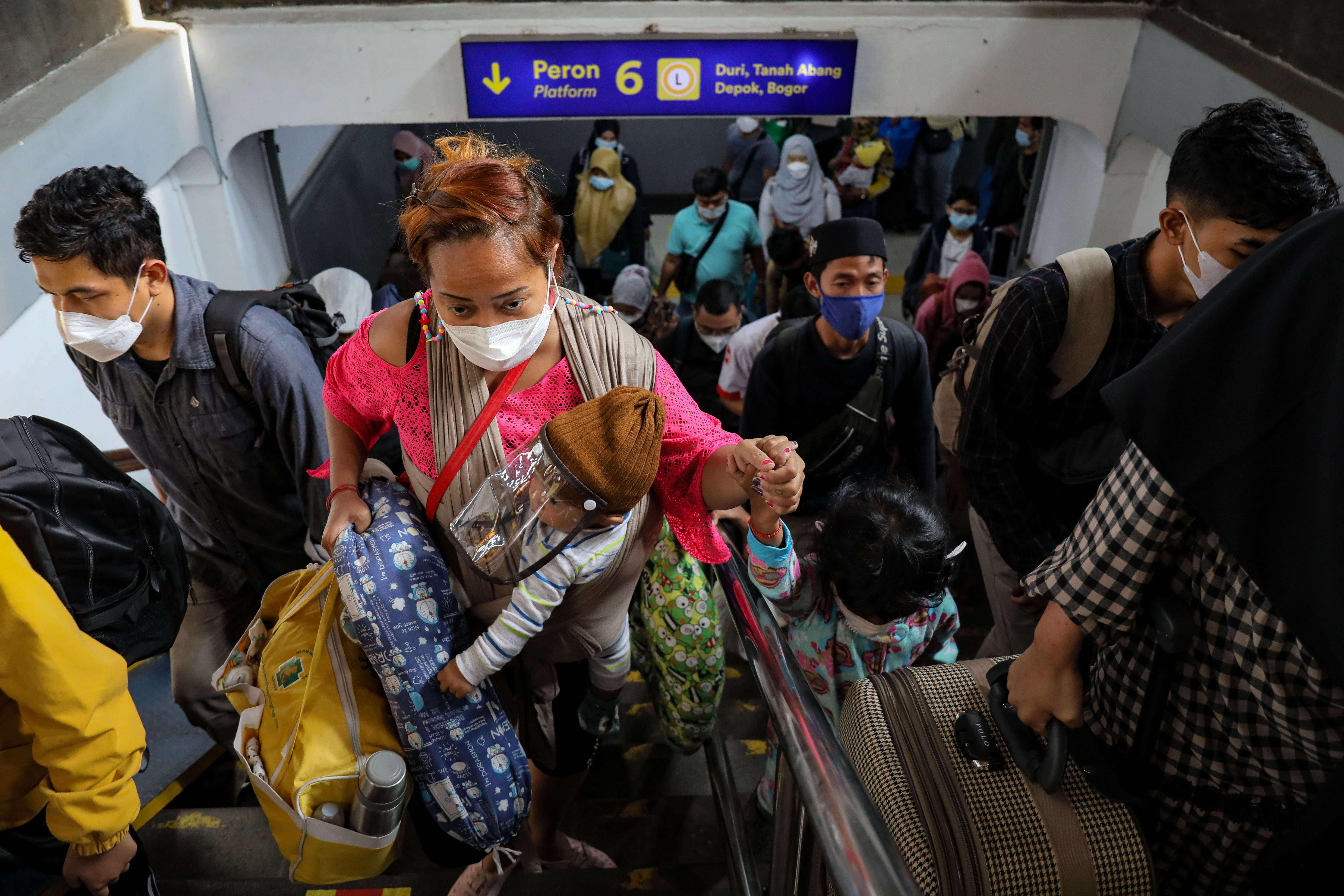 Arus Balik Pemudik Kereta di Stasiun Pasar Senen
