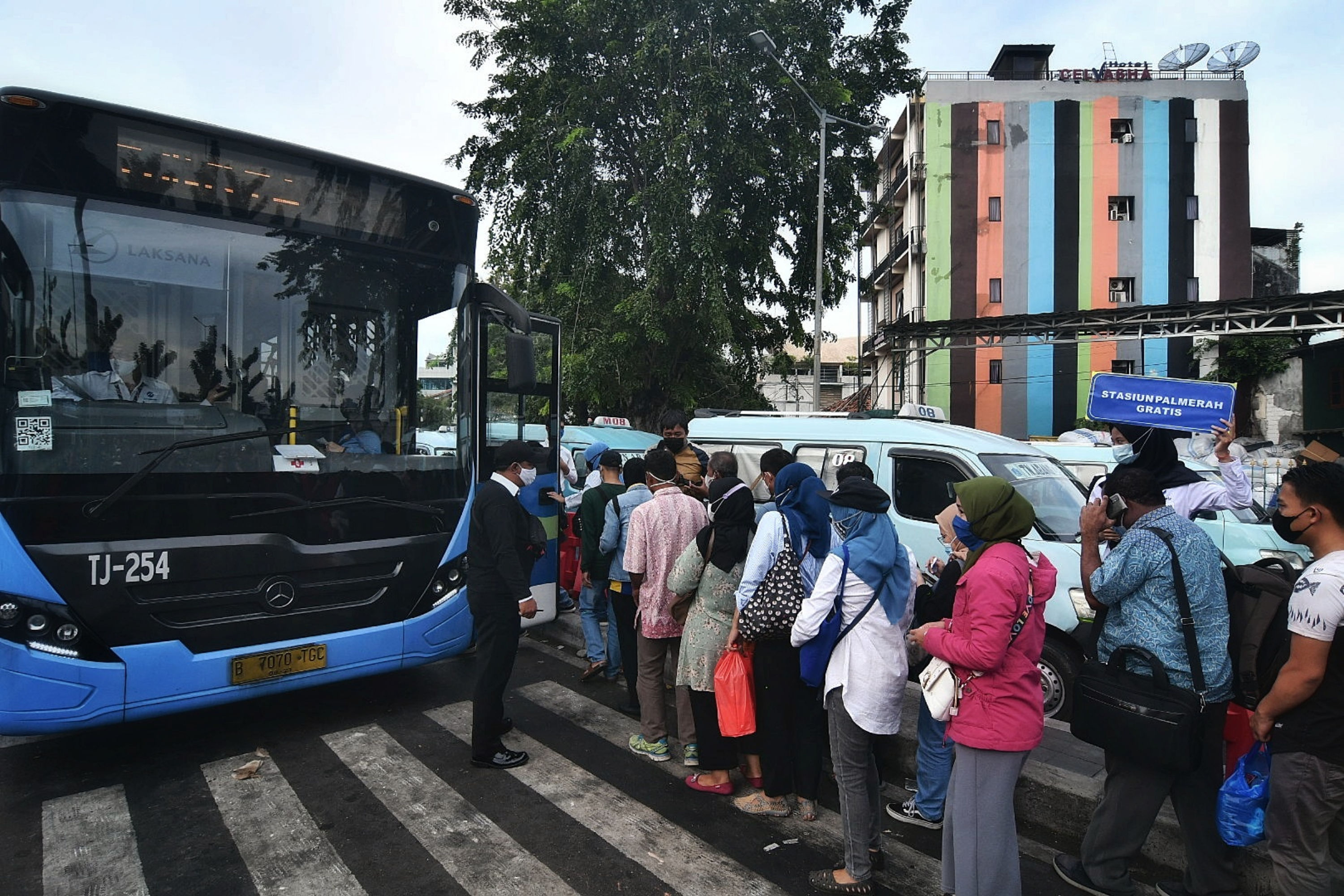 Antrean Bus Transjakarta Gratis di Stasiun Tanah Abang