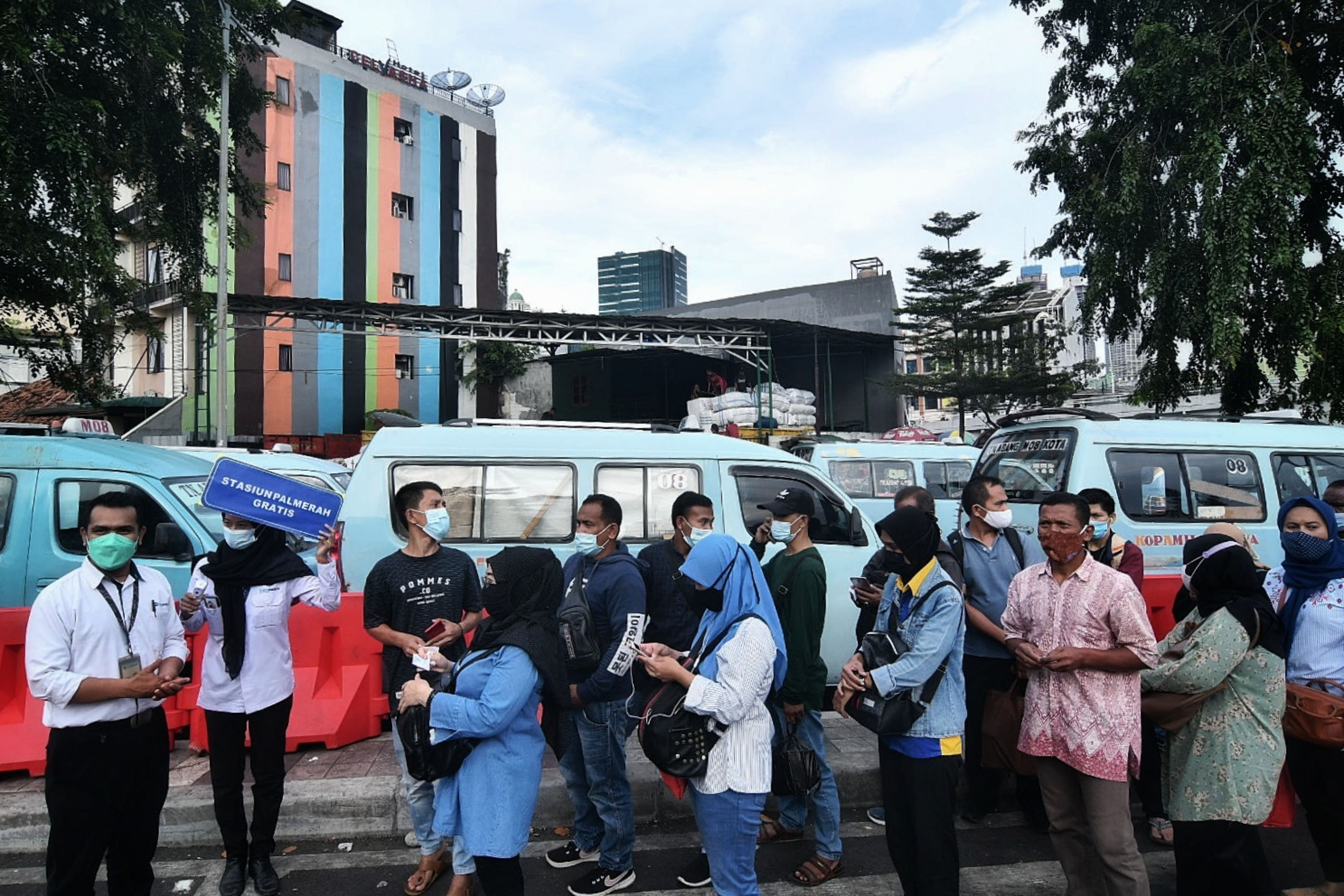 Antrean Bus Transjakarta Gratis di Stasiun Tanah Abang