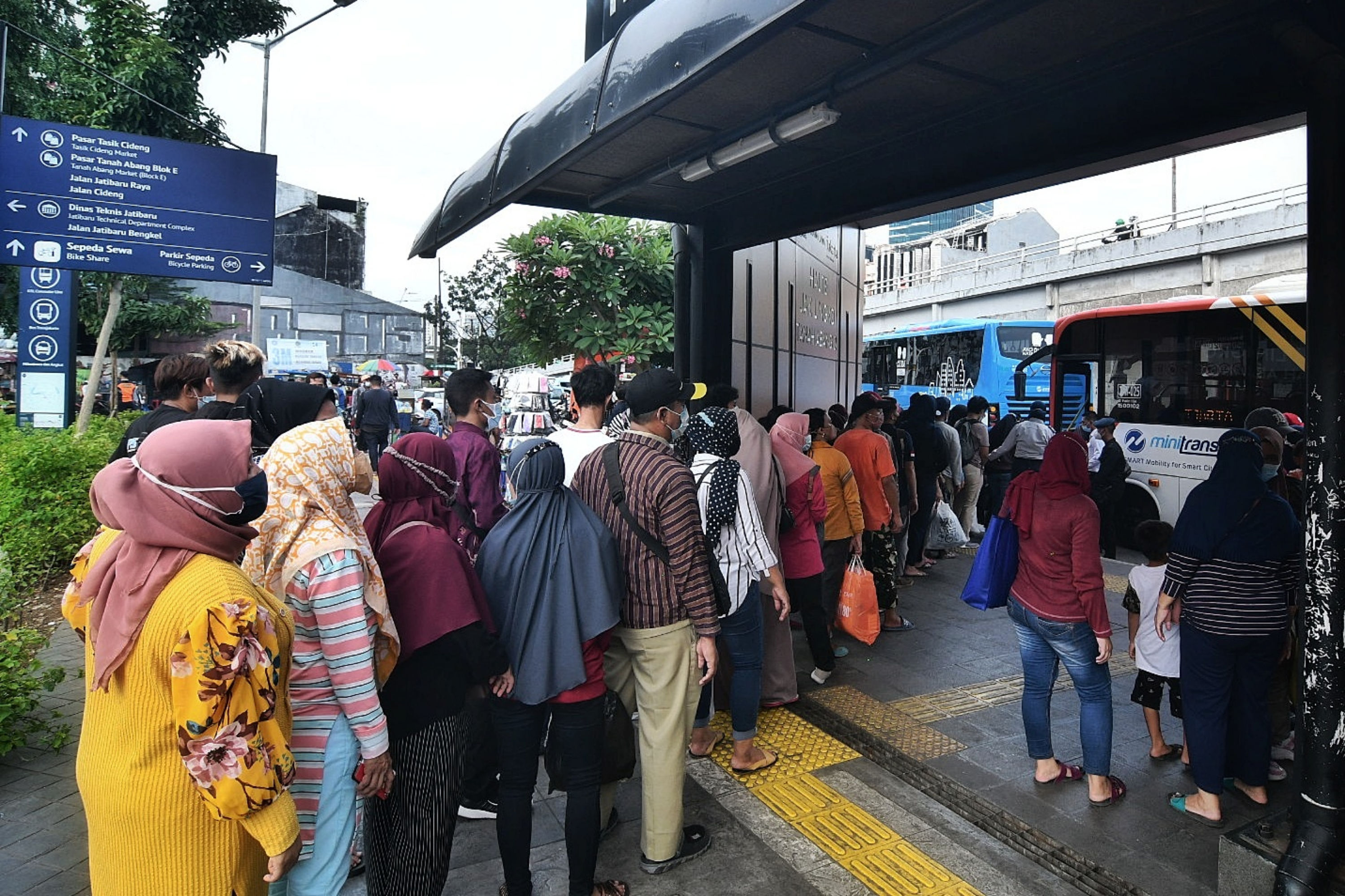 Antrean Bus Transjakarta Gratis di Stasiun Tanah Abang