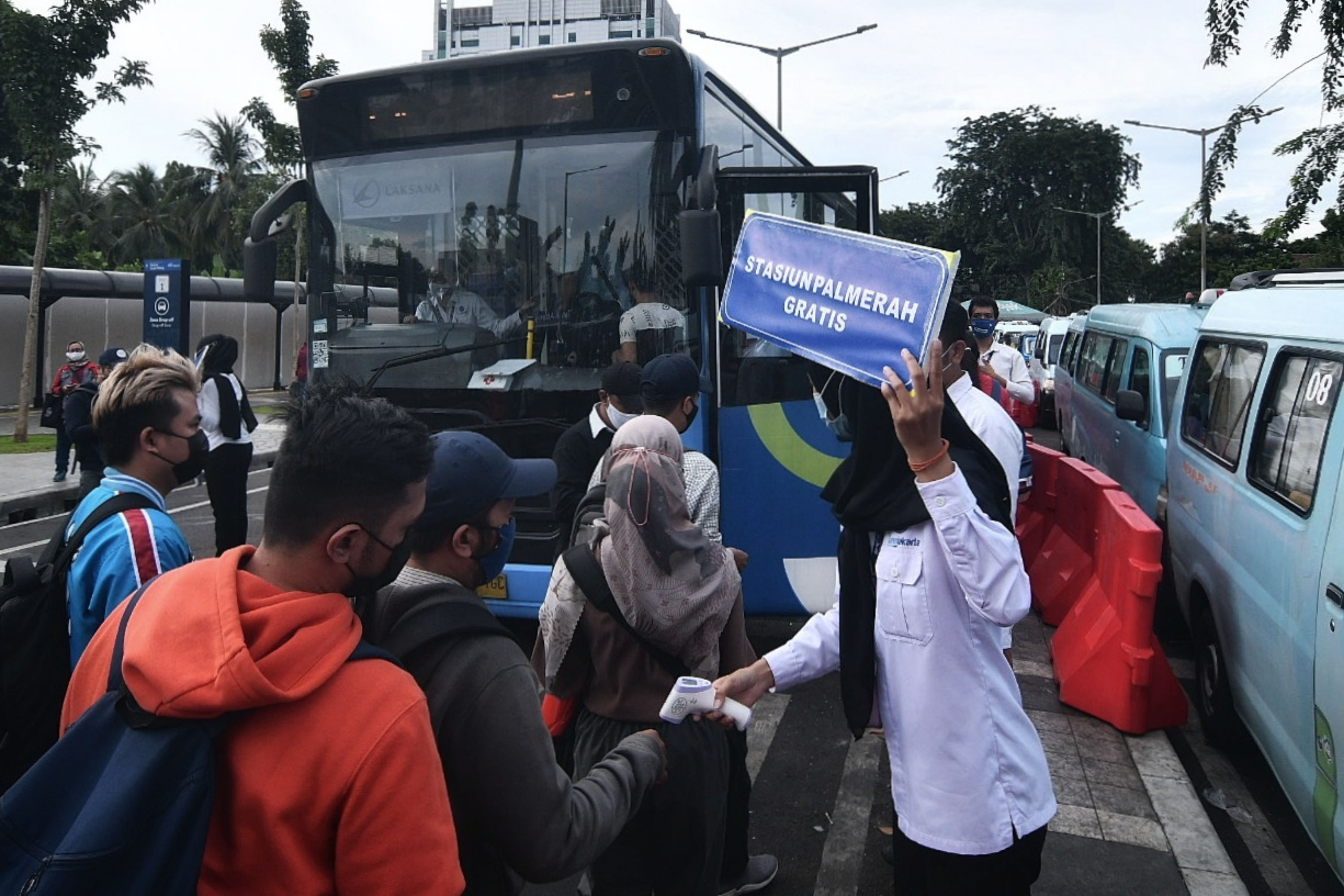 Antrean Bus Transjakarta Gratis di Stasiun Tanah Abang
