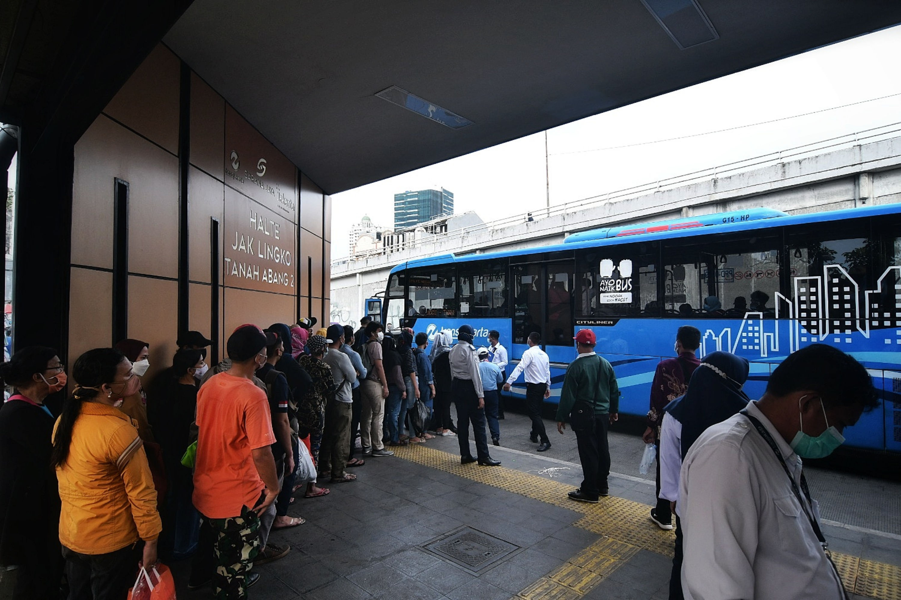 Antrean Bus Transjakarta Gratis di Stasiun Tanah Abang