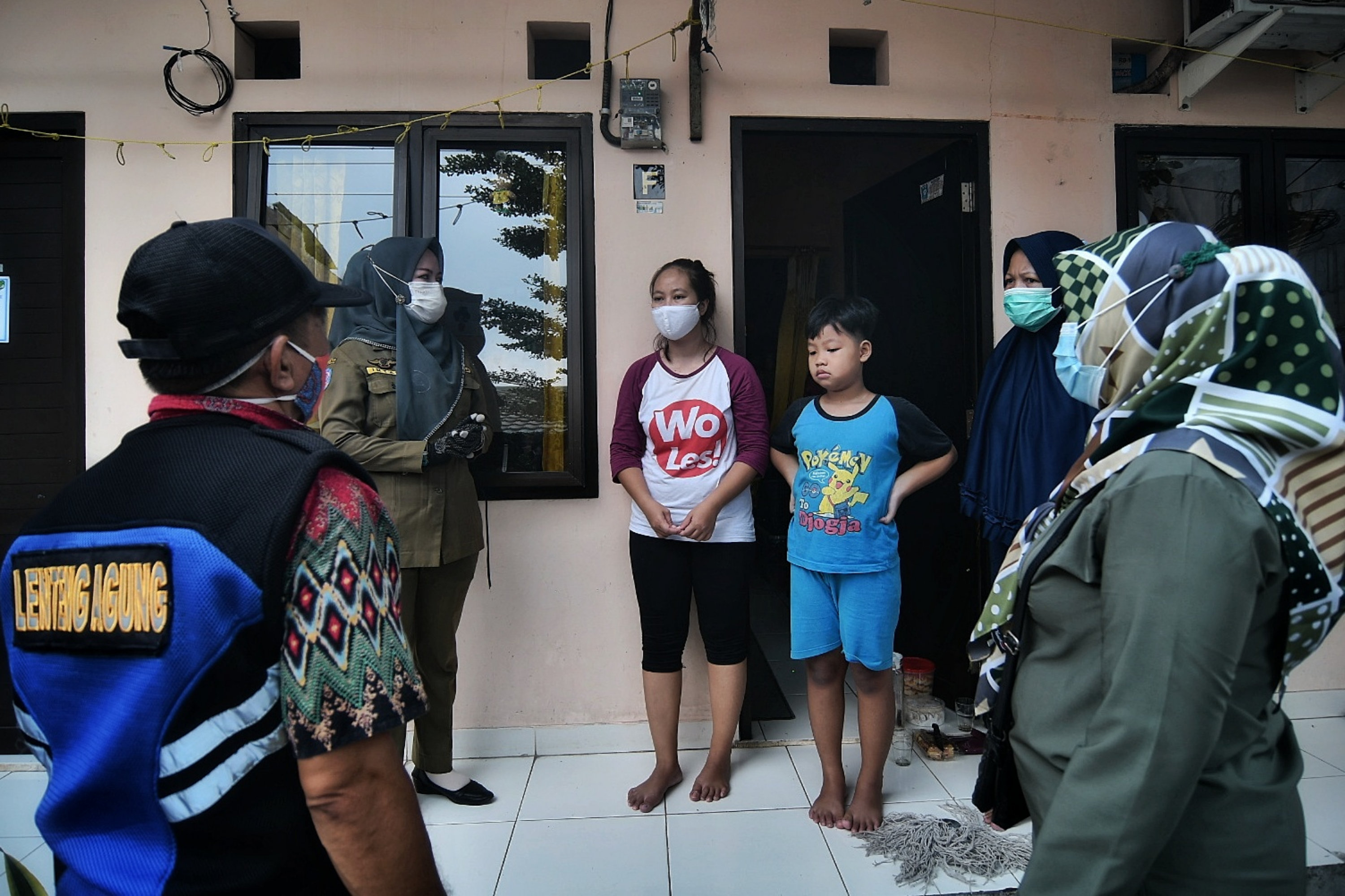 Stiker Isolasi Mandiri di Rumah Pemudik