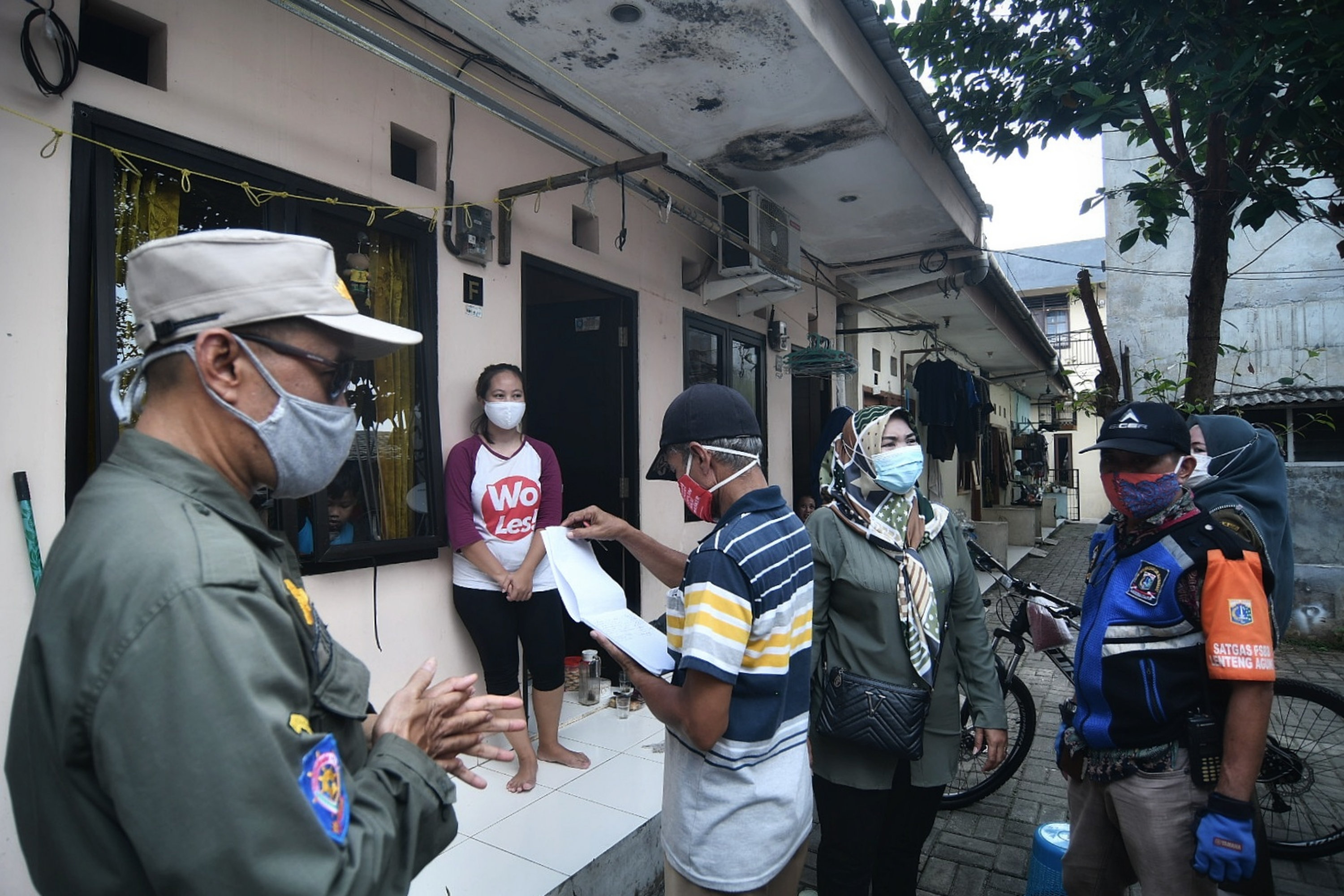 Stiker Isolasi Mandiri di Rumah Pemudik