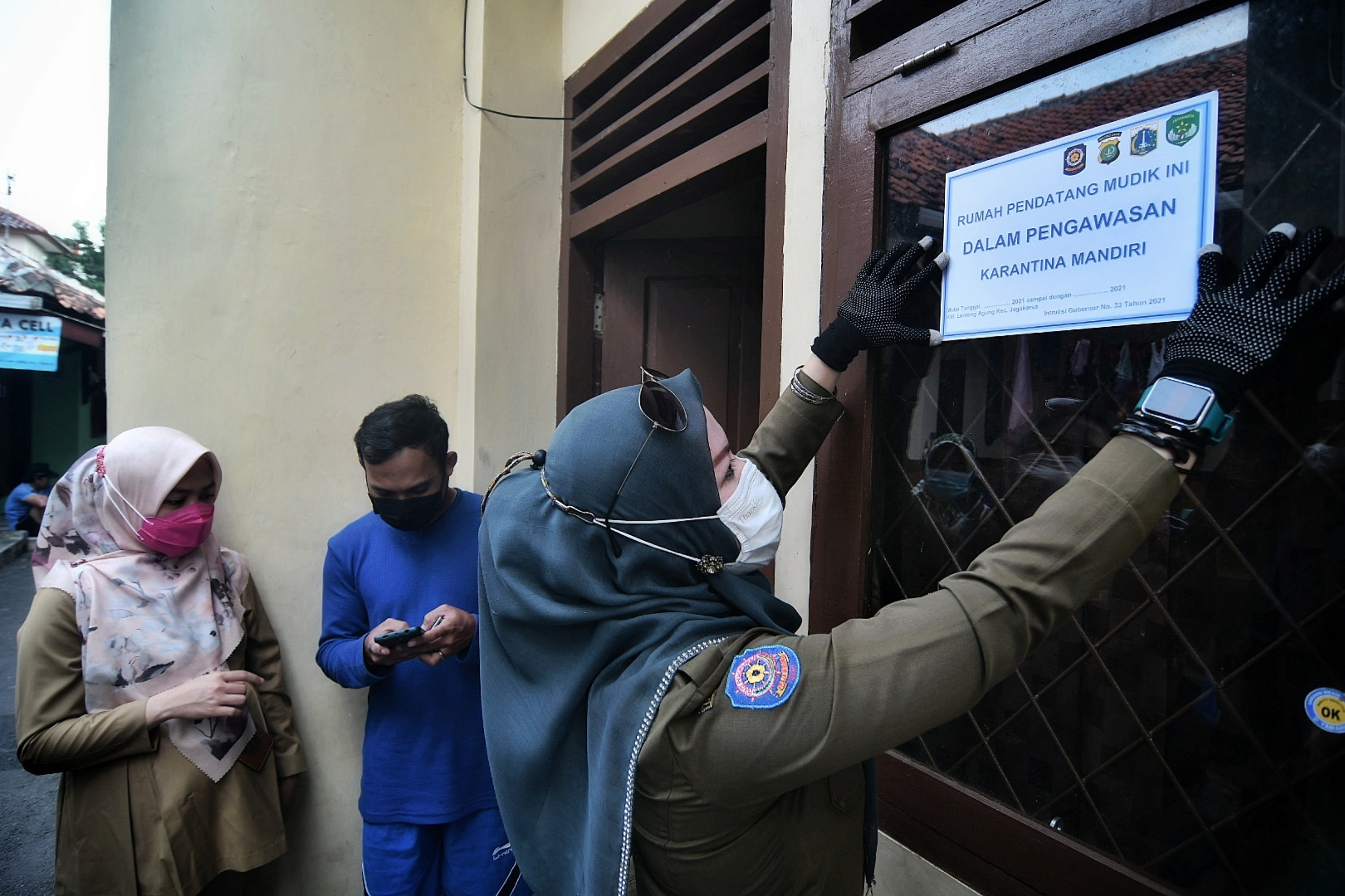 Stiker Isolasi Mandiri di Rumah Pemudik