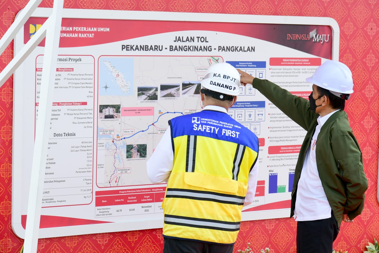 Jokowi Tinjau Pembangunan Jalan Tol Pekanbaru-Bangkinang