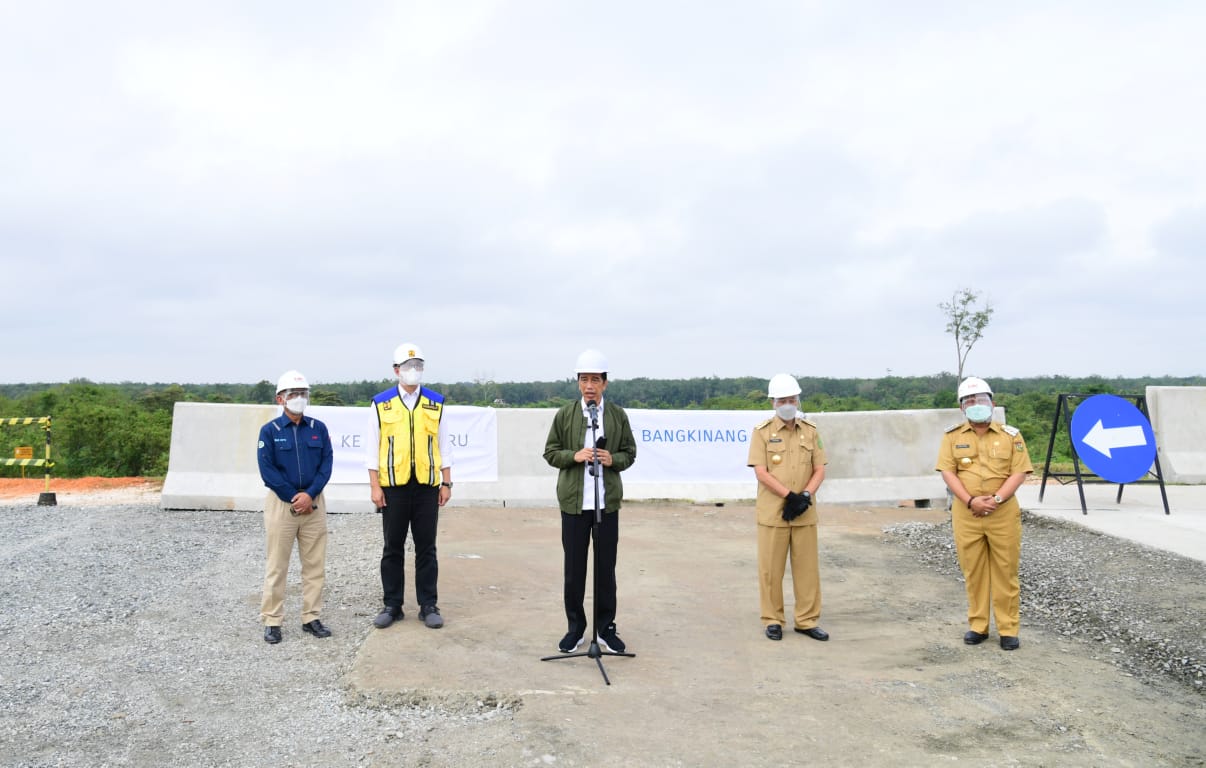 Jokowi Tinjau Pembangunan Jalan Tol Pekanbaru-Bangkinang