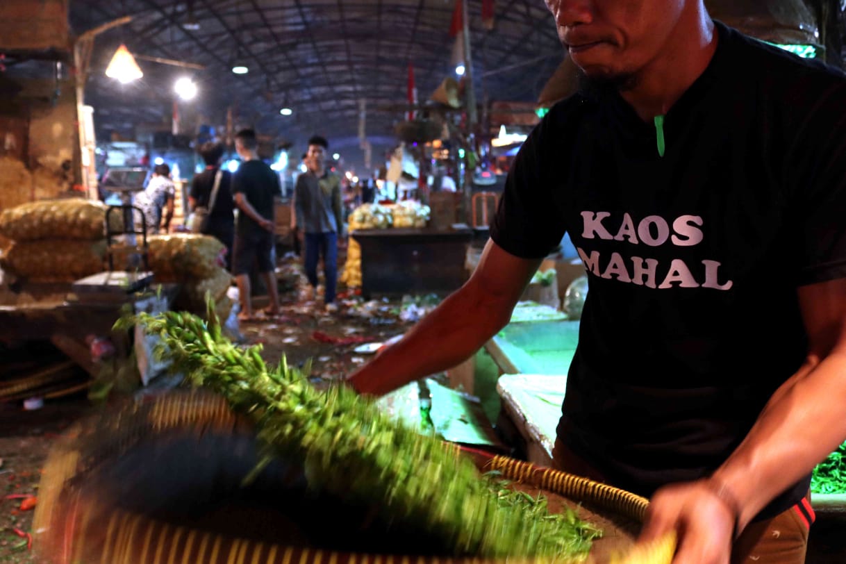 Rendah Kesadaran Bermasker Pedagang di Pasar Induk Kramat Jati 