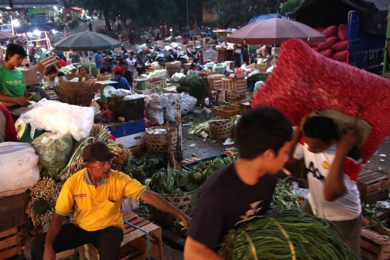 Rendah Kesadaran Bermasker Pedagang di Pasar Induk Kramat Jati 