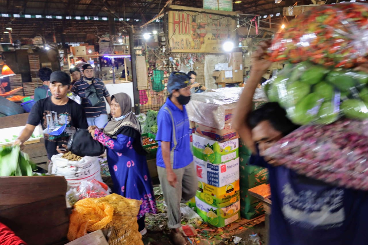 Rendah Kesadaran Bermasker Pedagang di Pasar Induk Kramat Jati 