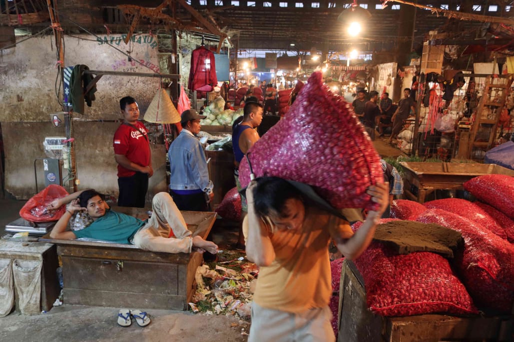 Rendah Kesadaran Bermasker Pedagang di Pasar Induk Kramat Jati 