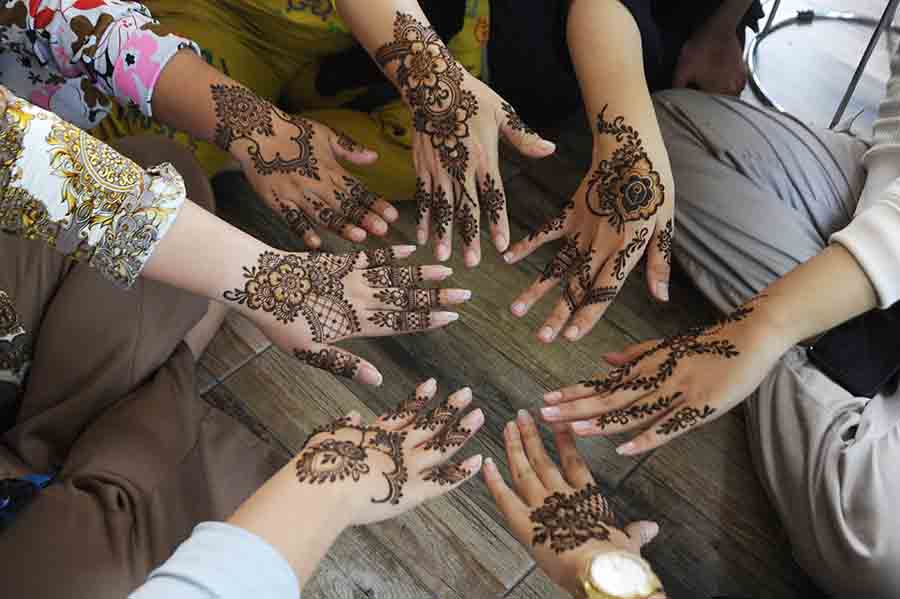 Pengguna Jasa Lukis Henna Jelang Idul Fitri Meningkat 