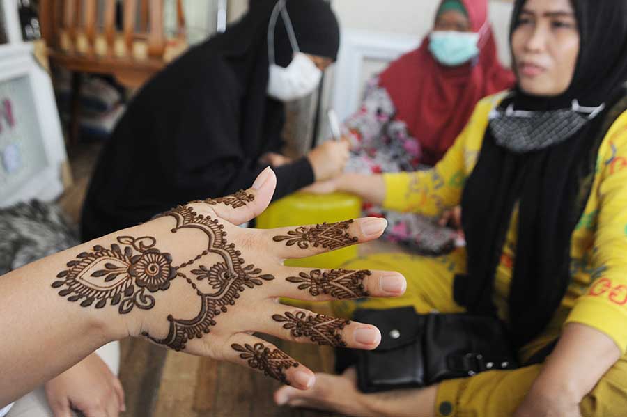 Pengguna Jasa Lukis Henna Jelang Idul Fitri Meningkat 