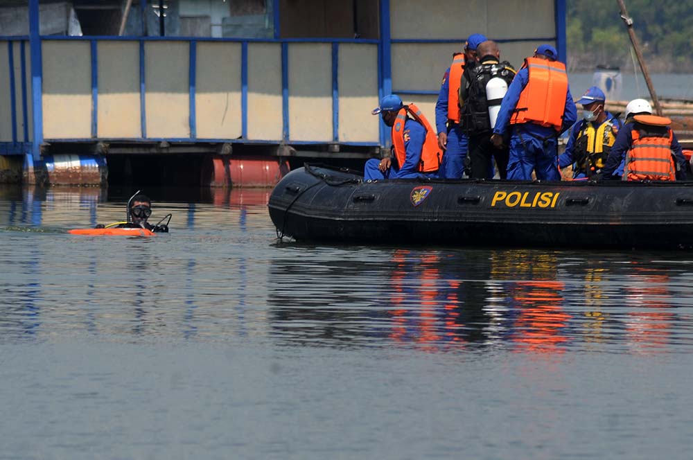 Perahu Wisata Terbalik Tujuh Orang Tewas