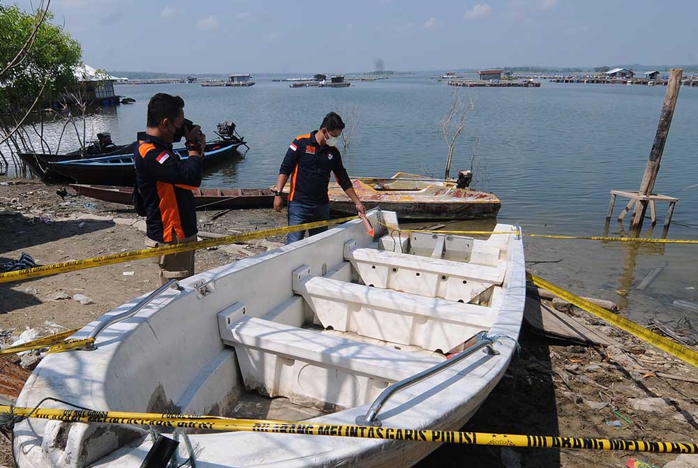 Perahu Wisata Terbalik Tujuh Orang Tewas