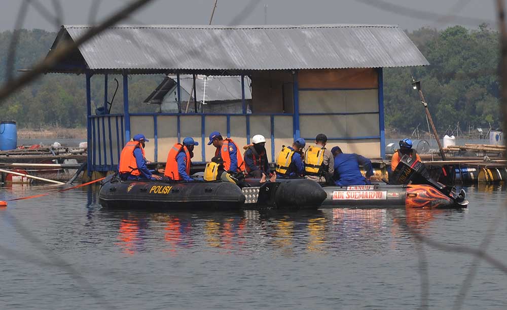 Perahu Wisata Terbalik Tujuh Orang Tewas