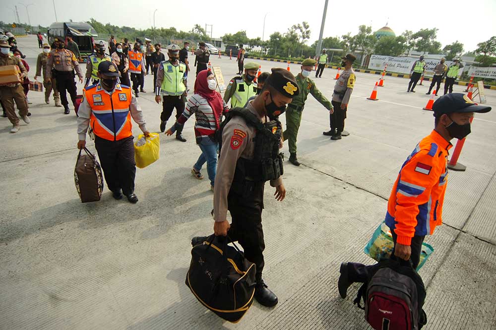 Penumpang Travel Gelap Diturunkan di Tol