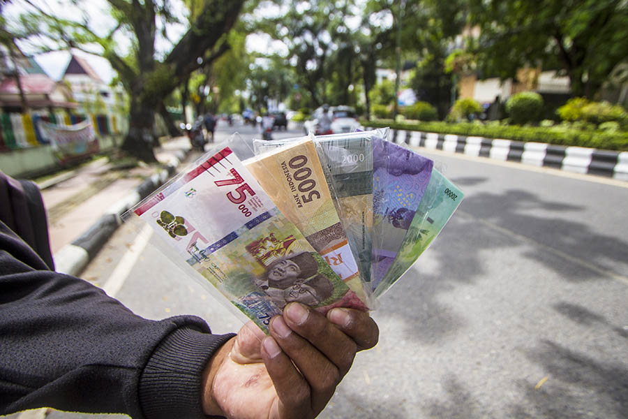 Jasa Penukaran Uang Baru di Pinggir Jalan 