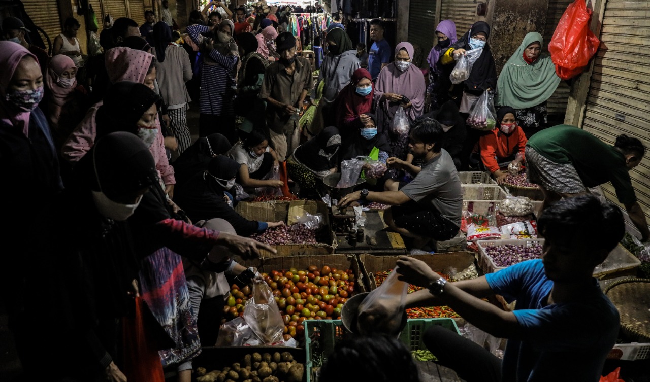 Warga Penuhi Pasar Tradisional