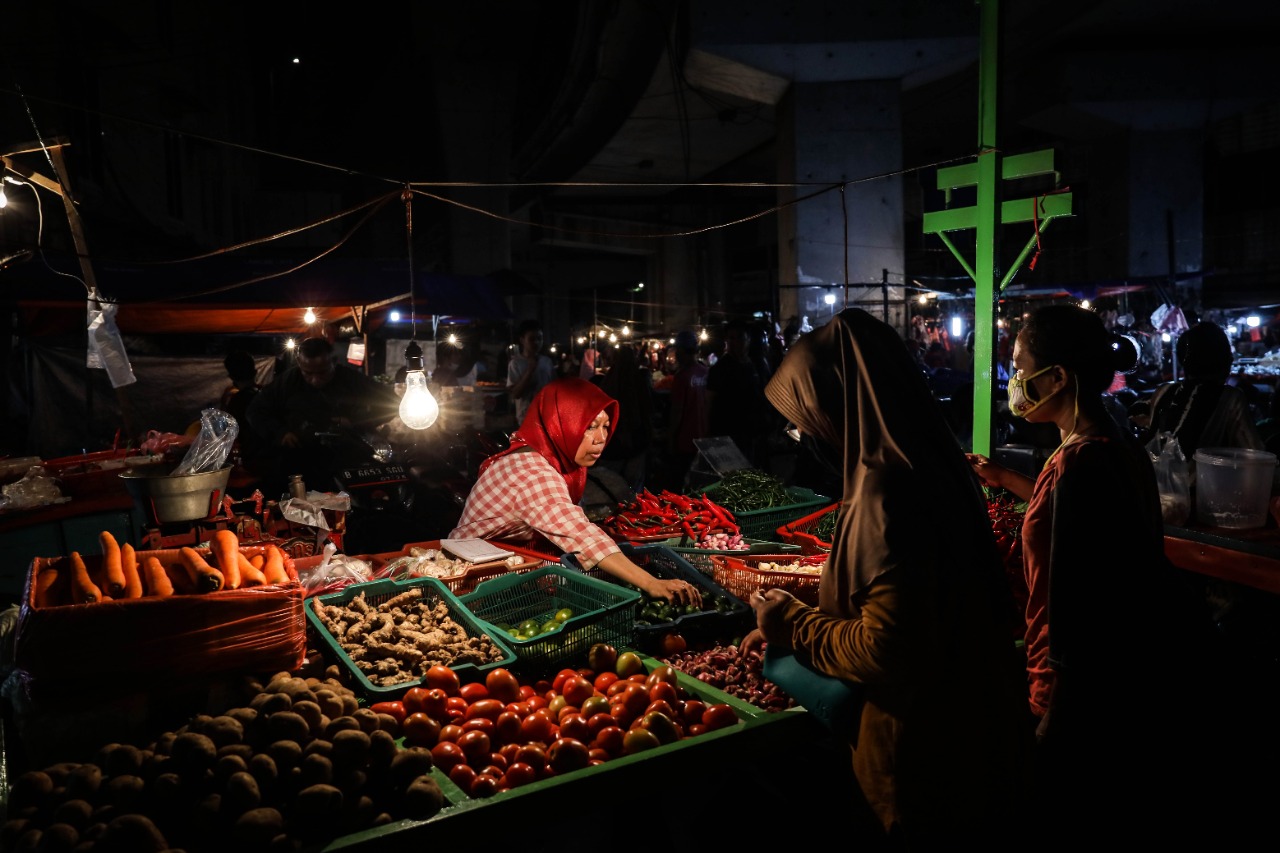 Warga Penuhi Pasar Tradisional