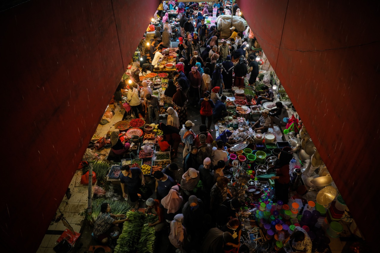 Warga Penuhi Pasar Tradisional