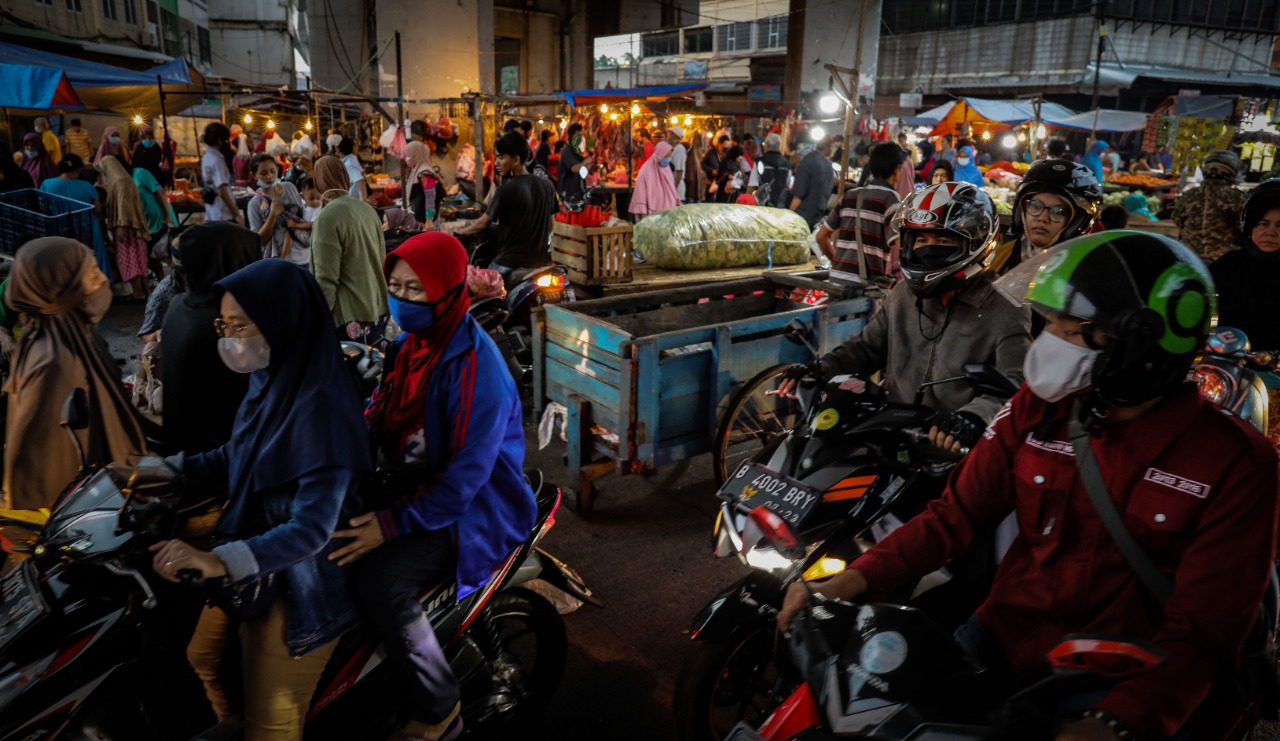Warga Penuhi Pasar Tradisional