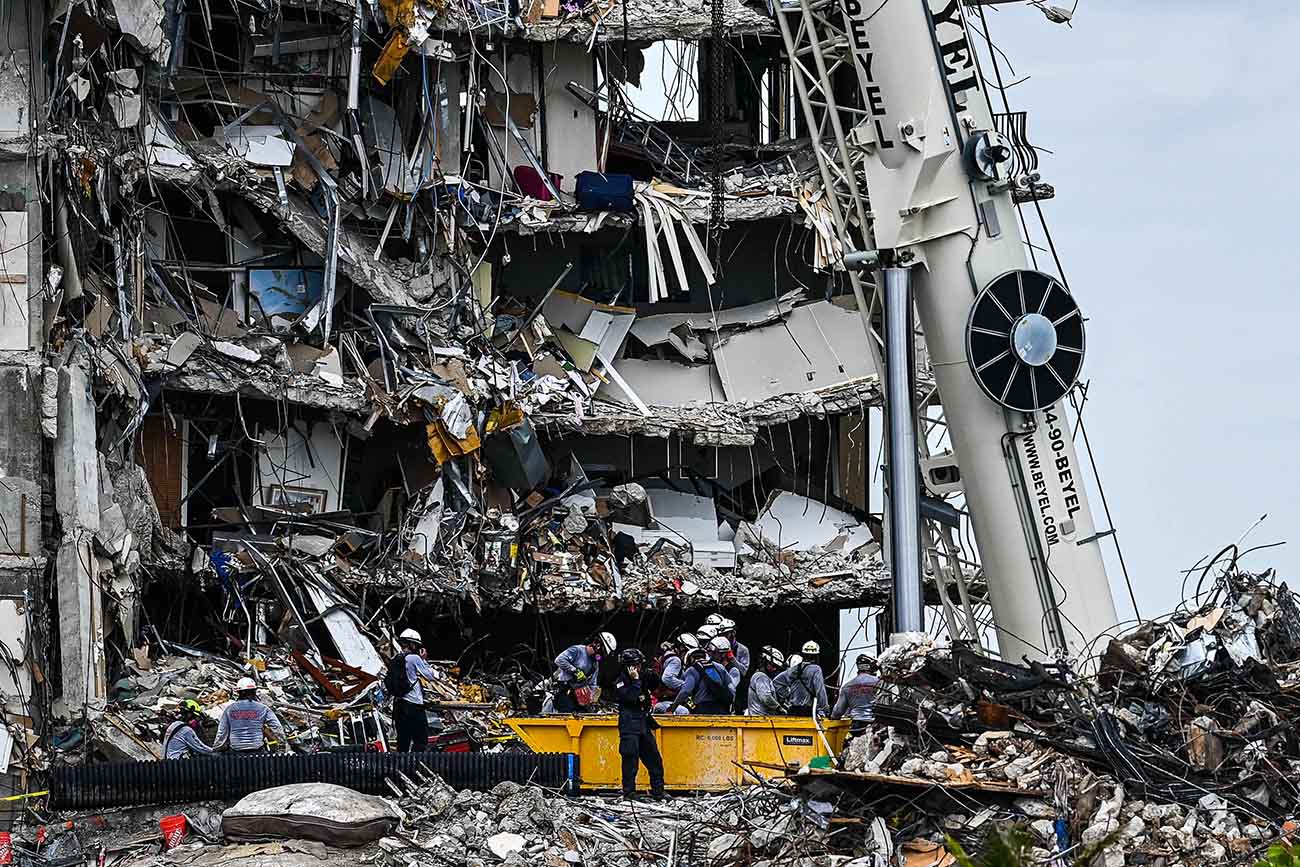 Pencarian 150 Korban Runtuhnya Apartemen di Miami