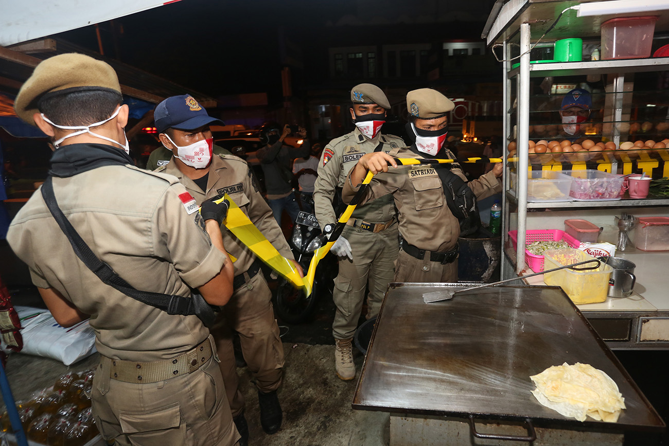 Penyegelan Warung Pelanggar Prokes