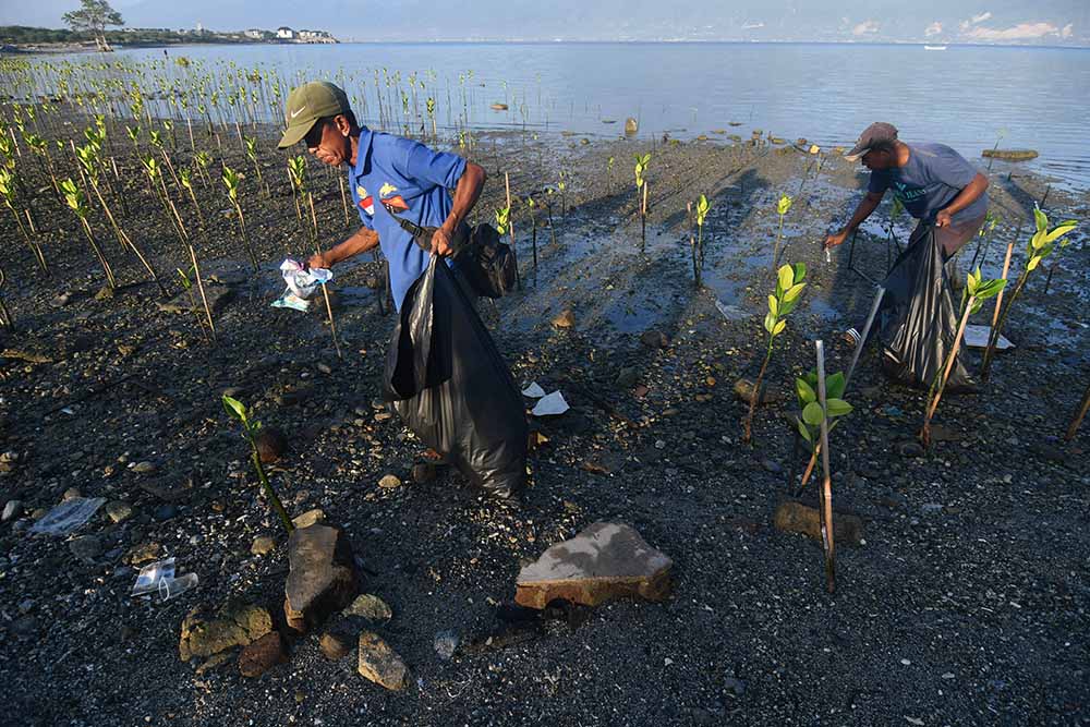 Aksi Gotong Royong Bersihkan Pantai
